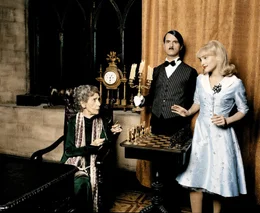 (v.l.n.r.) Miss Drycunt (Eva Ebner); Butler Hatler (Christoph Maria Herbst); Miss Pennymarket (Tanja Wenzel)