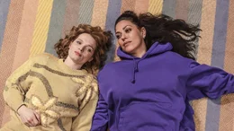 L-R: Karla (Karoline Herfurth), Senay (Jasmin Shakeri)