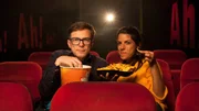 Film ab! Ralph und Clarissa haben es sich heute mit jeder Menge Popcorn, Nachos und Getränken im Kinosessel gemütlich gemacht. Während die beiden gespannt auf den Anfang des Films warten, erklären sie unter anderem, was es mit dem „Phi-Phänomen“ auf sich hat, ohne dass es Kino gar nicht gäbe. Es sorgt nämlich dafür, dass wir bewegte Bilder sehen, obwohl es eigentlich gar keine gibt! Außerdem beantworten sie wie immer bestens informiert z.B. folgende Frage: Warum passiert etwas „hinter den Kulissen“? Film ab! Ralph und Clarissa haben es sich heute mit jeder Menge Popcorn, Nachos und Getränken im Kinosessel gemütlich gemacht. Während die beiden gespannt auf den Anfang des Films warten, erklären sie unter anderem, was es mit dem „Phi-Phänomen“ auf sich hat, ohne dass es Kino gar nicht gäbe. Es sorgt nämlich dafür, dass wir bewegte Bilder sehen, obwohl es eigentlich gar keine gibt! Außerdem beantworten sie wie immer bestens informiert z.B. folgende Frage: Warum passiert etwas „hinter den Kulissen“?