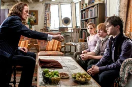 Bill Nighy (Rufus Scrimgeour), Emma Watson (Hermine Granger), Rupert Grint (Ron Weasley), Daniel Radcliffe (Harry Potter).