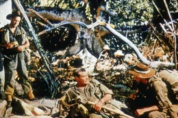 Major Shears (William Holden, li.) und Major Warden (Jack Hawkins, Mi.) sind fest entschlossen, die Br&uuml;cke am Kwai zu zerst&ouml;ren, bevor ein Zug passieren kann.