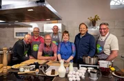 Die Männergruppe „Top 50“ möchte gerne lernen, wie man auch zu Hause kochen kann. Björn Freitag (2.v.r.) und Julia Floß zeigen, dass es nie zu spät ist, kochen zu lernen. Die Männergruppe „Top 50“ möchte gerne lernen, wie man auch zu Hause kochen kann. Björn Freitag (2.v.r.) und Julia Floß zeigen, dass es nie zu spät ist, kochen zu lernen.