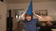 Jonas gestaltet seine Schultüte selbst und beklebt sie mit seinem Lieblingsmotiv „Weltraum“ Jonas gestaltet seine Schultüte selbst und beklebt sie mit seinem Lieblingsmotiv „Weltraum“
