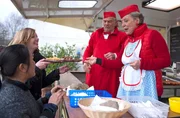 ARD ROTE ROSEN FOLGE 1955. Inge (Peggy Lukac, r.) und Hannes (Claus Dieter Clausnitzer, 2.v.r.) bringen Theos Wurstbude mit ihrer American-Diner-Idee zum Brummen (mit Komparsen). ARD ROTE ROSEN FOLGE 1955. Inge (Peggy Lukac, r.) und Hannes (Claus Dieter Clausnitzer, 2.v.r.) bringen Theos Wurstbude mit ihrer American-Diner-Idee zum Brummen (mit Komparsen).