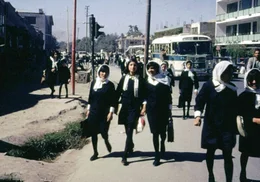 Afghanische Schulm&auml;dchen in Kabul auf dem Weg zur Schule, Afghanistan 1967/68.