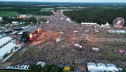 Blick auf das Infield: Beim Hurricane spielen rund 80 Bands auf drei Open-Air-B&uuml;hnen und in einem Zelt, das allein bereits 5500 Menschen fasst.