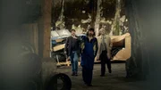 The Crash Folge 2 Recherche auf dem Schrottplatz: Yorick van Wageningen als Pierre Heijboer, Thomas H&ouml;ppener als Vincent Dekker  Copyright: SRF/2022 Big Blue Production/Studiocanal GmbH