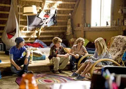 W&auml;hrend ihres Urlaubs finden George (Valeria Eisenbart, 2.v.r.), Julian (Quirin Oettl, 2.v.l.), Dick (Justus Schlingensiepen, l.) und Anne (Neele Marie Nickel, r.) heraus, dass Georges Vater Quentin, ein ber&uuml;hmter Erfinder, in gro&szlig;er Gefahr ist. Ein spannendes Abenteuer beginnt ...