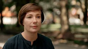 Putins Herrschaft basiert auf einer breiten Akzeptanz in der Bevölkerung, die durch Propaganda erzeugt wird. Sein Regime hat im Laufe der Zeit ein ausgeklügeltes und effektives System geschaffen, um die Gedanken und Emotionen des russischen Volkes aktiv zu kontrollieren und zu lenken. Einblicke in diesen wirksamen Mechanismus sind selten. Die Doku nimmt Putins Inlandspropaganda unter die Lupe. - Die Schauspielerin Tschulpan Chamatowa lebt seit Beginn des russischen Angriffskrieges im lettischen Exil. Putins Herrschaft basiert auf einer breiten Akzeptanz in der Bevölkerung, die durch Propaganda erzeugt wird. Sein Regime hat im Laufe der Zeit ein ausgeklügeltes und effektives System geschaffen, um die Gedanken und Emotionen des russischen Volkes aktiv zu kontrollieren und zu lenken. Einblicke in diesen wirksamen Mechanismus sind selten. Die Doku nimmt Putins Inlandspropaganda unter die Lupe. - Die Schauspielerin Tschulpan Chamatowa lebt seit Beginn des russischen Angriffskrieges im lettischen Exil.