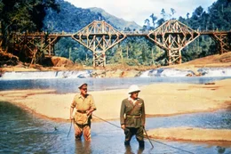 Im letzten Augenblick entdecken Colonel Nicholson (Alec Guinness, li.) und der japanische Kommandant Saito (Sessue Hayakawa, re.) eine Sprengleitung.