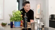 Ein Schlagerstar, Basilikum-Pesto und viel zu Lachen. In der zweiten Folge von &bdquo;B&ouml;ttinger. Wohnung 17&ldquo; empf&auml;ngt Moderatorin Bettina B&ouml;ttinger Schlager-S&auml;ngerin Kerstin Ott (Foto) in ihrer Wohnung in der K&ouml;lner S&uuml;dstadt.