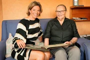 Pflege gesucht: Anna Planken (l) zu Besuch bei Elisabeth Jacobi in Bonn, die f&uuml;r sich eine Seniorenresidenz in der N&auml;he ihrer Tochter in Duisburg sucht.