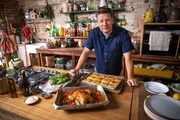 Der Lieblingskoch der Nation bereitet in seinem Landhaus leckere, gesunde Rezepte aus seinem Buch „7 Ways“ zu. Der Lieblingskoch der Nation bereitet in seinem Landhaus leckere, gesunde Rezepte aus seinem Buch „7 Ways“ zu.