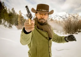 Auf dem Weg zu seinem Ziel, die Befreiung seiner Frau, wird Django (Jamie Foxx) unter Kopfgeldj&auml;ger Dr. King Schultz' Patenschaft selbst ein gef&uuml;rchteter Verbrecherj&auml;ger ...