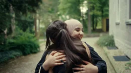 Mirna und Zaraah, sich umarmend