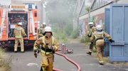 Großer Einsatz: Der Haupteingang zur brennenden Fabrikhalle ist zugemauert – aber Feuerwehrfrau Meike (Katja Danowski, Mitte) hat eine Idee. Großer Einsatz: Der Haupteingang zur brennenden Fabrikhalle ist zugemauert – aber Feuerwehrfrau Meike (Katja Danowski, Mitte) hat eine Idee.