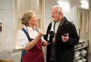 Hildegard (Antje Hagen, l.) will zusammen mit Alfons (Sepp Schauer, r.) den Rückkauf ihres Hauses mit Champagner begießen. Hildegard (Antje Hagen, l.) will zusammen mit Alfons (Sepp Schauer, r.) den Rückkauf ihres Hauses mit Champagner begießen.