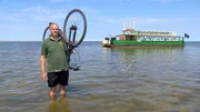 Nils Steu&szlig;loff steuert eine F&auml;hre mit Fahrradfahrer &uuml;bers Salzhaff. Von Rerik auf die Insel Poel.