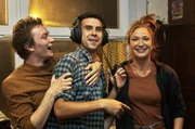 Marc De Vuyst (Tijmen Govaerts, l.), Franky Verhellen (Aimé Claeys, M.) und Vicky Verhellen (Mona Mina Leon, r.). Marc De Vuyst (Tijmen Govaerts, l.), Franky Verhellen (Aimé Claeys, M.) und Vicky Verhellen (Mona Mina Leon, r.).