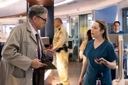 (l-r) Oliver Platt als Dr. Daniel Charles, Kim Quindlen als Nurse Kacy