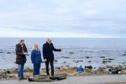 Ein Toter (Ville Norberg) wurde an der Straße direkt am Meer gefunden – doch das Ermittlerteam Thomas Wittberg (Andy Gätjen, l.), Ewa Svensson (Inger Nilsson, M.) und Robert Anders (Walter Sittler, r.) kommt noch weiteren Verbrechen auf die Spur. Ein Toter (Ville Norberg) wurde an der Straße direkt am Meer gefunden – doch das Ermittlerteam Thomas Wittberg (Andy Gätjen, l.), Ewa Svensson (Inger Nilsson, M.) und Robert Anders (Walter Sittler, r.) kommt noch weiteren Verbrechen auf die Spur.