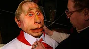 Putins Herrschaft basiert auf einer breiten Akzeptanz in der Bevölkerung, die durch Propaganda erzeugt wird. Sein Regime hat im Laufe der Zeit ein ausgeklügeltes und effektives System geschaffen, um die Gedanken und Emotionen des russischen Volkes aktiv zu kontrollieren und zu lenken. Einblicke in diesen wirksamen Mechanismus sind selten. Die Doku nimmt Putins Inlandspropaganda unter die Lupe. – Putins Puppe aus der Satire-Sendung „Kukly“ auf NTW, März. Putins Herrschaft basiert auf einer breiten Akzeptanz in der Bevölkerung, die durch Propaganda erzeugt wird. Sein Regime hat im Laufe der Zeit ein ausgeklügeltes und effektives System geschaffen, um die Gedanken und Emotionen des russischen Volkes aktiv zu kontrollieren und zu lenken. Einblicke in diesen wirksamen Mechanismus sind selten. Die Doku nimmt Putins Inlandspropaganda unter die Lupe. – Putins Puppe aus der Satire-Sendung „Kukly“ auf NTW, März.