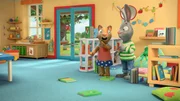Posy hat sich einen imaginären Freund zugelegt, weil Pip nur noch seine Wurfrakete im Kopf hatte. Posy hat sich einen imaginären Freund zugelegt, weil Pip nur noch seine Wurfrakete im Kopf hatte.