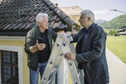 Ivo Batic (Miroslav Nemec, links) und Franz Leitmayr (Udo Wachtveitl) auf der Suche nach Handyempfang.