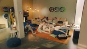 Die Tanzschüler Dash (Hiran Abeysekera, v.l.), Ines (Eubha Akilade), Thea (Hannah Dodd), Lena (Jessica Lord), Max (Rory J. Saper) und Jeff (Castle Rock Peters) liegen erschöpft im Aufenthaltsraum. Die Proben für die Abschluss-Gala zum Ende des Schuljahres sind extrem anstrengend. Die Tanzschüler Dash (Hiran Abeysekera, v.l.), Ines (Eubha Akilade), Thea (Hannah Dodd), Lena (Jessica Lord), Max (Rory J. Saper) und Jeff (Castle Rock Peters) liegen erschöpft im Aufenthaltsraum. Die Proben für die Abschluss-Gala zum Ende des Schuljahres sind extrem anstrengend.