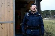 Sigge (Matti Boustedt) wittert eine große Verschwörung, ist aber selbst in kriminelle Machenschaften verstrickt. Sigge (Matti Boustedt) wittert eine große Verschwörung, ist aber selbst in kriminelle Machenschaften verstrickt.