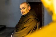 Bruder Zacharias (Sigi Zimmerschied) hatte seinem toten Ordensbruder gegen&uuml;ber von Anfang an Bedenken. Wie weit ist er bereit f&uuml;r seinen Orden zu gehen?