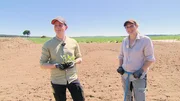 Die Land- und Forstwirtschaft hat Viktoria Hutter von den Großeltern übernommen. Ihr Partner Florian hatte bis vor ein paar Jahren nichts mit der Landwirtschaft zu tun – jetzt ist er vor allem beim Anpflanzen, Ernten und Einlegen von Gurkerln engagiert. Die beiden haben geheiratet – er hat ihren Namen angenommen. „Die Leute haben ohnedies immer ‚der Freund von der Hutter-Viki‘ zu ihm gesagt“, lacht Viktoria. Florian, der aus Oberösterreich zugezogen ist, ist seit kurzem Bürgermeister der Gemeinde Gastern im Waldviertel, Niederösterreich. Und Viktoria Hutter ist mittlerweile von der Gemeinderätin zur Bundesrätin der ÖVP aufgestiegen. Die politische Arbeit eint die beiden – immerhin gibt es laufend Feuerswehrfeste und andere Veranstaltungen, die die beiden in ihren Funktionen besuchen. Die Land- und Forstwirtschaft hat Viktoria Hutter von den Großeltern übernommen. Ihr Partner Florian hatte bis vor ein paar Jahren nichts mit der Landwirtschaft zu tun – jetzt ist er vor allem beim Anpflanzen, Ernten und Einlegen von Gurkerln engagiert. Die beiden haben geheiratet – er hat ihren Namen angenommen. „Die Leute haben ohnedies immer ‚der Freund von der Hutter-Viki‘ zu ihm gesagt“, lacht Viktoria. Florian, der aus Oberösterreich zugezogen ist, ist seit kurzem Bürgermeister der Gemeinde Gastern im Waldviertel, Niederösterreich. Und Viktoria Hutter ist mittlerweile von der Gemeinderätin zur Bundesrätin der ÖVP aufgestiegen. Die politische Arbeit eint die beiden – immerhin gibt es laufend Feuerswehrfeste und andere Veranstaltungen, die die beiden in ihren Funktionen besuchen.