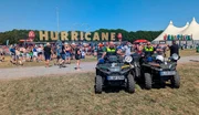 Christopher Frei&szlig;mann und Maximilian Seeck (r.) sind zwei von mehreren Quad-Streifen auf dem Hurricane-Festival. Mit dem Quad sind sie auf den Zeltpl&auml;tzen sehr schnell an jedem Einsatzort. Das Hurricane-Festival sei wesentlich friedlicher als jedes andere Einsatzwochenende, sagen die Polizisten.