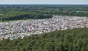 Einer von zwei riesigen Wohnmobilpl&auml;tzen des Hurricane-Festivals. Insgesamt campen gut 78.000 Menschen f&uuml;r vier Tage in Schee&szlig;el. Dazu sind auch viele der rund 3.500 Besch&auml;ftigten in Zelten untergebracht.