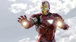 Tony Stark alias Iron Man (Robert Downey Jr.) versucht die Rakete der Chitauris abzuwehren und gegen die Feinde zu richten...