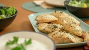 Gefüllte Topfenteigtaschen mit Sauerrahm-Dip und Salat. Gefüllte Topfenteigtaschen mit Sauerrahm-Dip und Salat.
