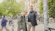 Reporterin Marlena und Jan Reinecke auf der Suche nach den QR-Codes.