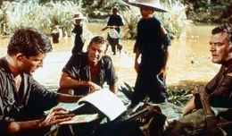 Die britische Sabotage-Gruppe von Major Shears (William Holden, Mi.) und Major Warden (Jack Hawkins, re.) ist fest entschlossen, die Br&uuml;cke am Kwai zu zerst&ouml;ren.