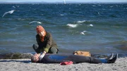 Der Apnoetaucher Sören Hunke (Sönke Schnitzer) wird leblos am Strand entdeckt. Rechtsmedizinerin Dr. Helene Sturbeck (Katharina Blaschke) vermutet, dass er gestoßen wurde und mit dem Hinterkopf auf einen Stein gestürzt ist. Wer hatte ein Motiv, ihn aus dem Weg zu räumen? Der Apnoetaucher Sören Hunke (Sönke Schnitzer) wird leblos am Strand entdeckt. Rechtsmedizinerin Dr. Helene Sturbeck (Katharina Blaschke) vermutet, dass er gestoßen wurde und mit dem Hinterkopf auf einen Stein gestürzt ist. Wer hatte ein Motiv, ihn aus dem Weg zu räumen?