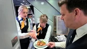 Flugbegleiter*innen testen das neue Geschirr. Flugbegleiter*innen testen das neue Geschirr.