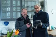 Robert (Walter Sittler, r.) lässt sich vom Leiter des Einbruchdezernats Björn (Mats Blomgren) den möglichen Tathergang erläutern. Robert (Walter Sittler, r.) lässt sich vom Leiter des Einbruchdezernats Björn (Mats Blomgren) den möglichen Tathergang erläutern.