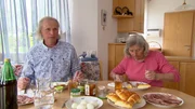 Siegis Mutter kommt manchmal zu Besuch, sie wohnt nur ein paar Minuten entfernt. Aber meistens ist Siegi bei seiner Mutter zum Essen, „ich gehe ins Hotel Mama“, lacht er. „Ich habe hier so viel Arbeit, zum Kochen komme ich gar nicht.“ Siegis Mutter kommt manchmal zu Besuch, sie wohnt nur ein paar Minuten entfernt. Aber meistens ist Siegi bei seiner Mutter zum Essen, „ich gehe ins Hotel Mama“, lacht er. „Ich habe hier so viel Arbeit, zum Kochen komme ich gar nicht.“