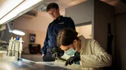 Im Labor: Kriminaltechnikerin Dr. Wex (Claudia Eisinger, re.) klärt Polizist Pawlak (Sebastian Hülk, li.) über ihre Erkenntnisse auf. Im Labor: Kriminaltechnikerin Dr. Wex (Claudia Eisinger, re.) klärt Polizist Pawlak (Sebastian Hülk, li.) über ihre Erkenntnisse auf.