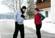 André (Joachim Lätsch, l.) führt gegenüber Sabrina (Sarah Elena Timpe, r.) seine schlechte Kondition auf seine Schmerzen in der Brust zurück. André (Joachim Lätsch, l.) führt gegenüber Sabrina (Sarah Elena Timpe, r.) seine schlechte Kondition auf seine Schmerzen in der Brust zurück.