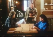 (v.l.n.r.) MacGyver (Richard Dean Anderson), Sheriff Cliff Howels (Arlen Dean Snyder) und Penny (Teri Hatcher) versuchen, die Geheimnisse des verlassenen Hauses zu klären. (v.l.n.r.) MacGyver (Richard Dean Anderson), Sheriff Cliff Howels (Arlen Dean Snyder) und Penny (Teri Hatcher) versuchen, die Geheimnisse des verlassenen Hauses zu klären.