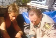 MacGyver (Richard Dean Anderson, l.) und Sheriff Cliff Howels (Arlen Dean Snyder, r.) begutachten einen alten Schädel. MacGyver (Richard Dean Anderson, l.) und Sheriff Cliff Howels (Arlen Dean Snyder, r.) begutachten einen alten Schädel.