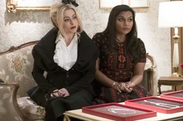 Rose Weil (Helena Bonham Carter, l.) und Amita (Mindy Kaling, r.) haben bei Cartier ein ganz bestimmtes Schmuckst&uuml;ck im Auge.