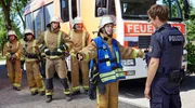 Alles im Griff: Anja (Nadja Becker, 2. v. re.) muss nicht nur Polizist Harald (Jan Hasenfuß, re.) überzeugen. Alles im Griff: Anja (Nadja Becker, 2. v. re.) muss nicht nur Polizist Harald (Jan Hasenfuß, re.) überzeugen.