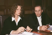 Oberstaatsanwalt Gerhart Lotze (Henry van Lyck) berät sich mit Staatsanwältin Susanne Clausen (Brigitte Beyeler) Oberstaatsanwalt Gerhart Lotze (Henry van Lyck) berät sich mit Staatsanwältin Susanne Clausen (Brigitte Beyeler)