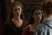 Caterina Ferioli als Antonia und Adriana Savarese als Carolina (r.)